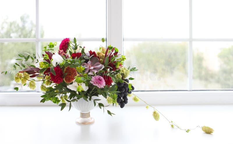 Composição incomum com flores suculentos, uva do casamento, figo a imagem de stock Composição incomum com flores suculentos, uva do casamento, figo a imagem de stock