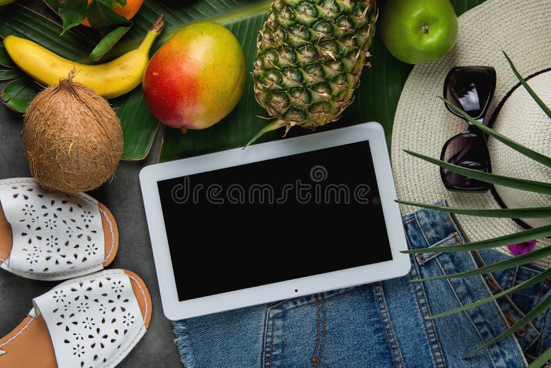 Composição lisa da configuração com o coco das bananas da manga do abacaxi dos frutos tropicais na grande folha de palmeira Chapé imagem de stock royalty free Composição lisa da configuração com o coco das bananas da manga do abacaxi dos frutos tropicais na grande folha de palmeira Chapé imagem de stock royalty free