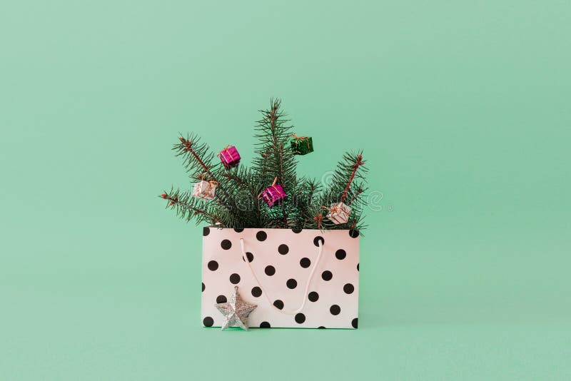 Composição natalícia com galhos de árvores Conifer Evergreen e bola bauble no saco de presentes Natal e 2020, ano novo mínimo foto de stock royalty free Composição natalícia com galhos de árvores Conifer Evergreen e bola bauble no saco de presentes Natal e 2020, ano novo mínimo foto de stock royalty free
