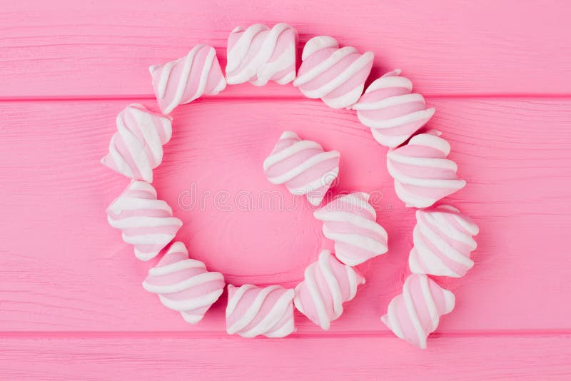 Composição plana com marshmallows deliciosos imagem de stock