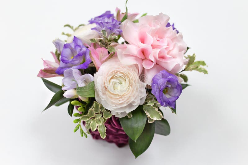 Composição refinada das flores frescas Rose, Eustoma e folhas exóticas imagens de stock royalty free Composição refinada das flores frescas Rose, Eustoma e folhas exóticas imagens de stock royalty free