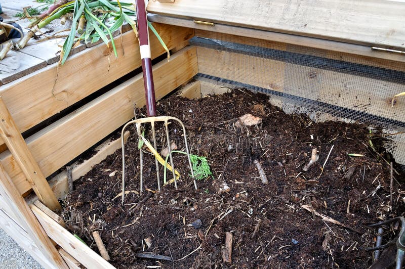 Aprire il compost bin con la forchetta giardino.