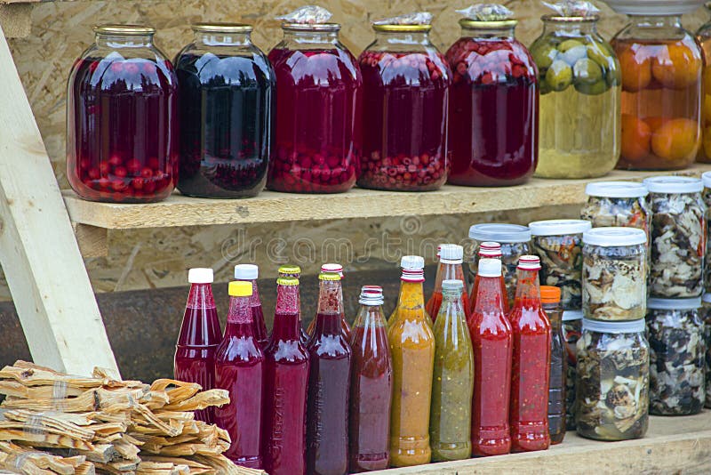 Composte, inceppamento, inceppamenti e salse georgiane tradizionali dalle bacche, dalla frutta e dalle verdure a casa fotografia stock libera da diritti Composte, inceppamento, inceppamenti e salse georgiane tradizionali dalle bacche, dalla frutta e dalle verdure a casa fotografia stock libera da diritti