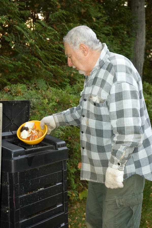 Chrániť svet pred znečistením tento starší muž stavia kuchyňa, odpadu do koša a opätovné použitie kompostu na jeho záhrade namiesto chemických prísad 