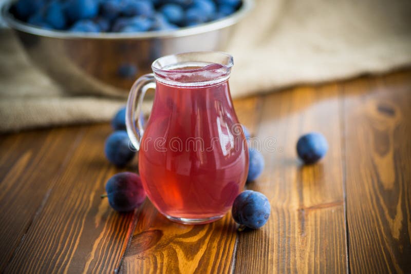 Composto dolce di prugne blu autunnali in un decantatore di vetro fotografia stock libera da diritti Composto dolce di prugne blu autunnali in un decantatore di vetro fotografia stock libera da diritti