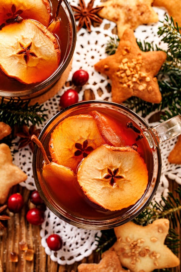 Compota dos frutos secados e das especiarias aromáticas, uma bebida tradicional durante o jantar de Natal Natal polonês tradicion imagem de stock royalty free Compota dos frutos secados e das especiarias aromáticas, uma bebida tradicional durante o jantar de Natal Natal polonês tradicion imagem de stock royalty free