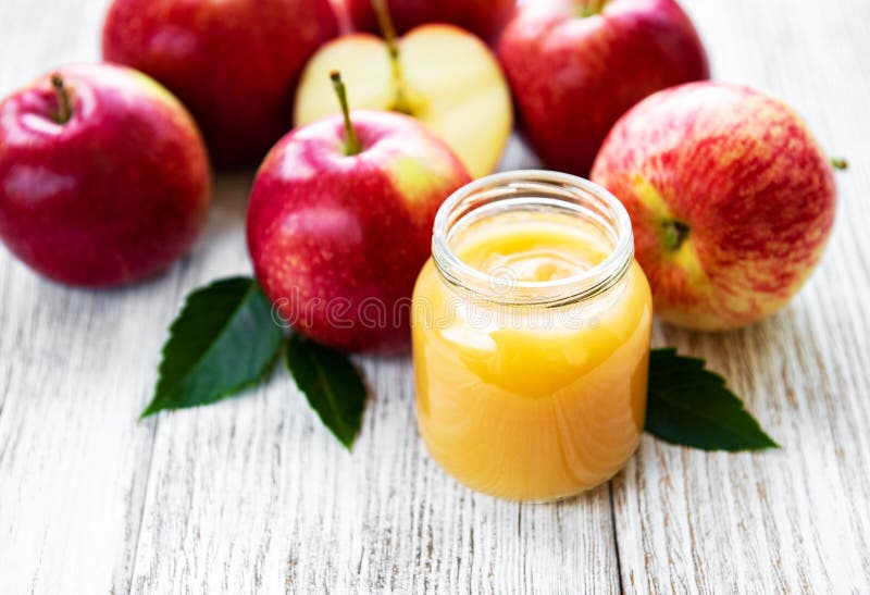 Compote De Pommes Dans Un Bol En Verre Avec Une Paille De Milkshake