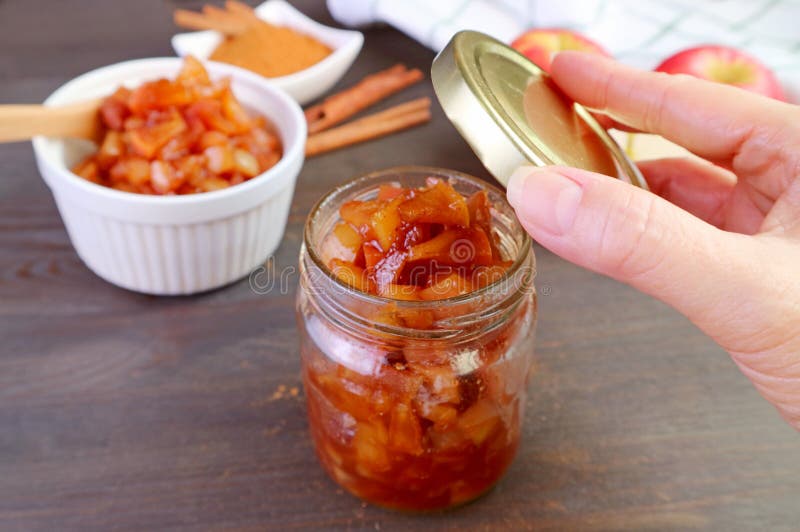 Compoziție de scorțișoară caramelizată din mere caramelizată, depozitată în borcan de sticlă stock photos