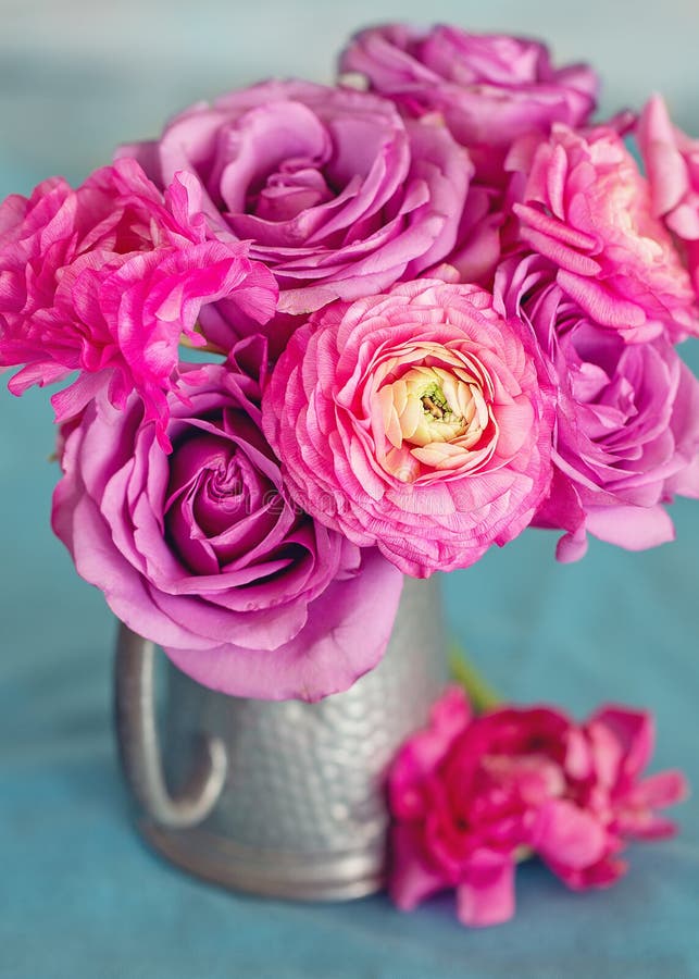 Compoziție florală de închidere cu flori de ranunculus. stock image