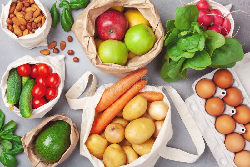 Compra amigável zero do desperdício e do eco com vegetais e frutos na matéria têxtil natural e na opinião superior dos sacos de p imagem de stock Compra amigável zero do desperdício e do eco com vegetais e frutos na matéria têxtil natural e na opinião superior dos sacos de p imagem de stock