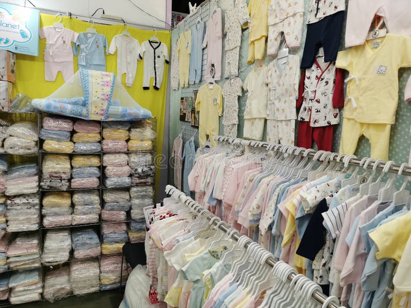 Compra Venta De Ropa Para Niños Foto de archivo - Imagen de ropas, venta: 171226018