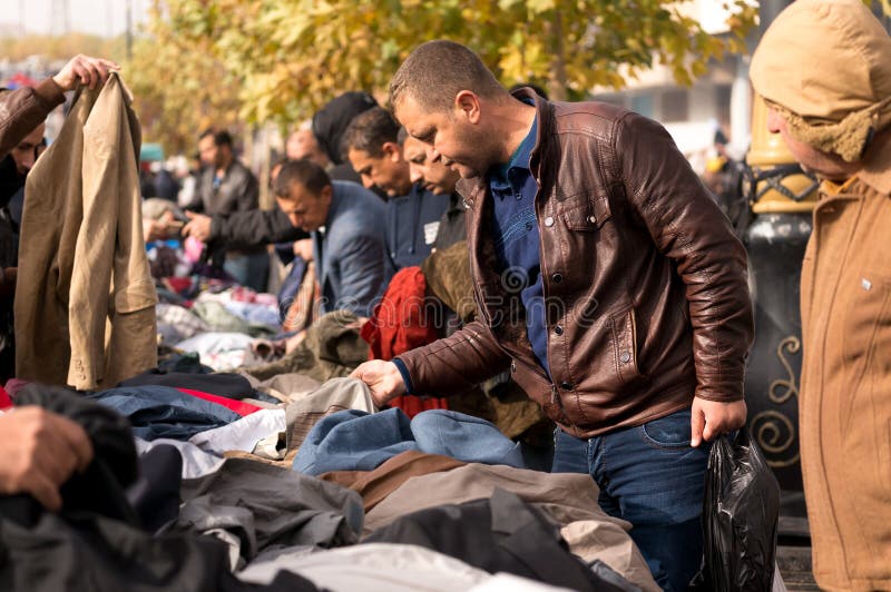 Compra iraquiana do homem para a roupa foto de stock