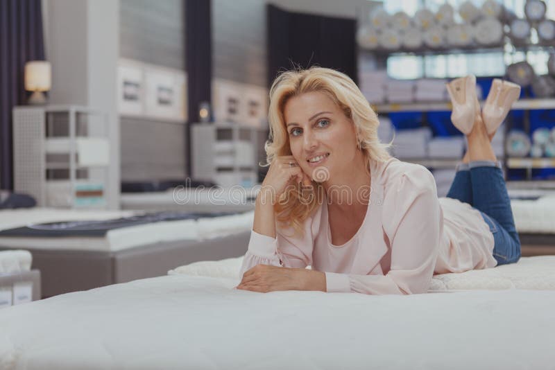 Mulher Renascentista Deitada Na Antiga Cama De Copia Foto de Stock - Imagem  de velho, multa: 246911866