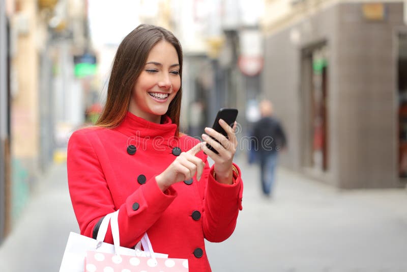 Comprador que compra en línea en el teléfono elegante Comprador que compra en línea en el teléfono elegante