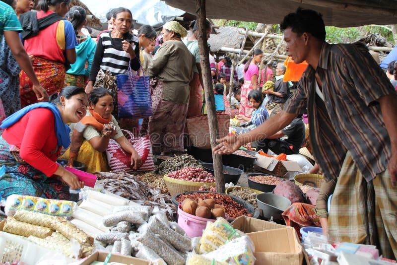 Compradores e vendedores em um mercado tradicional em Lombok Indonésia