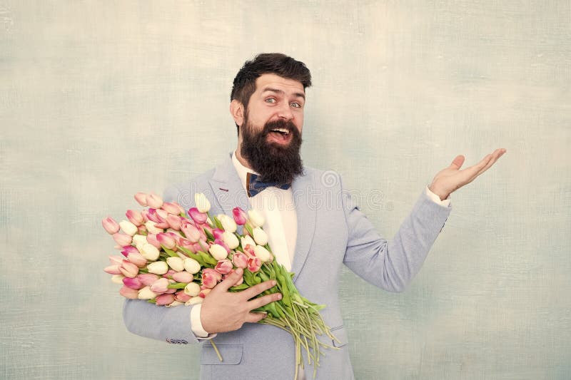 1,916 Hombre Sonriente Con El Ramo De Flores Fotos de stock - Fotos libres de regalías de Dreamstime - Paginación 19 1,916 Hombre Sonriente Con El Ramo De Flores Fotos de stock - Fotos libres de regalías de Dreamstime - Paginación 19