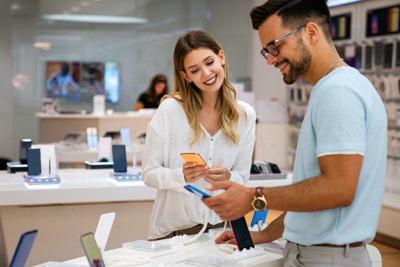 Comprar Um Novo Dispositivo Digital. Casal Feliz Comprando Um Smartphone Na Loja. Imagem de Stock - Imagem de comprador, compra: 239778171