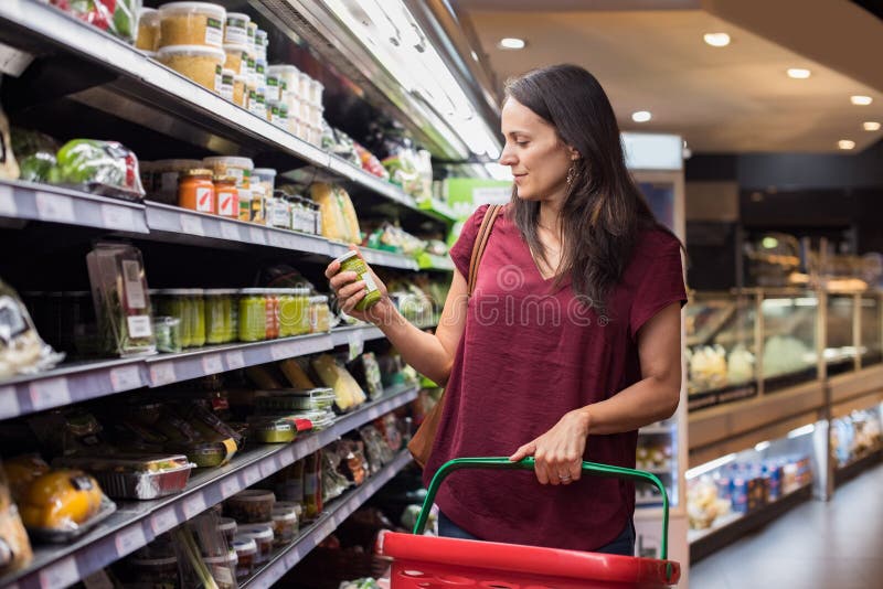 Compras de la mujer en supermercado imagenes de archivo Compras de la mujer en supermercado imagenes de archivo