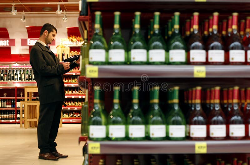 Compras del alcohol y del vino en el supermercado foto de archivo libre de regalías Compras del alcohol y del vino en el supermercado foto de archivo libre de regalías