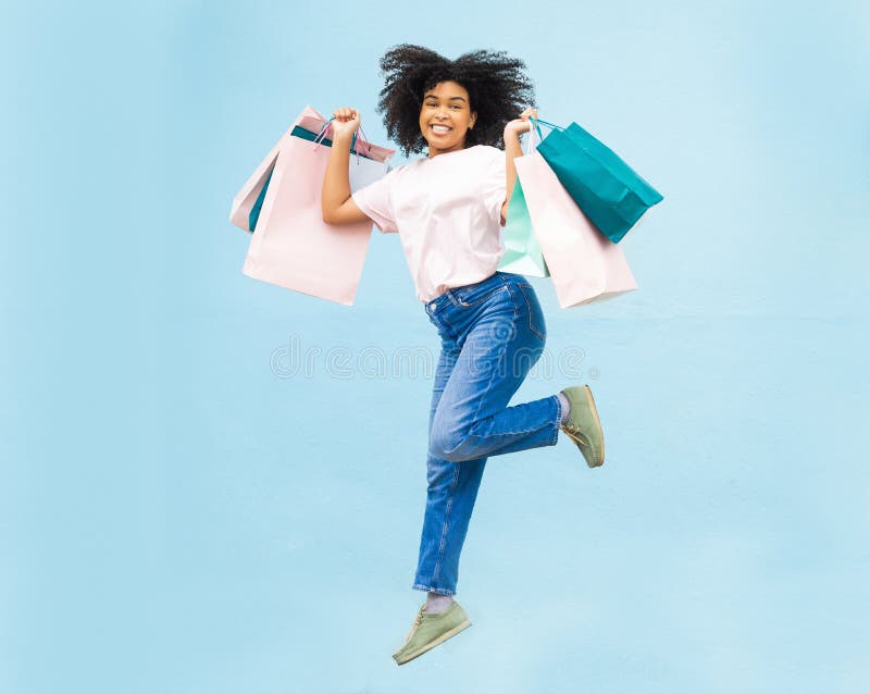 Mujer negra de compras y bolsos para pensar y comprar lujo en la sonrisa de  la ciudad y el cliente mujer afroamericana y compradora con ropa boutique marcas  caras y al aire