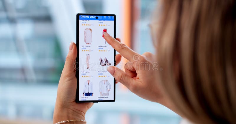 Compras no Smartphone: Jovem Adiciona Sapatos imagem de stock