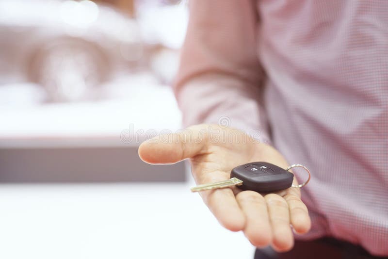 Compre um carro novo nas boas condições do que comprando um carro usado com muitas ofertas livres foto de stock Compre um carro novo nas boas condições do que comprando um carro usado com muitas ofertas livres foto de stock