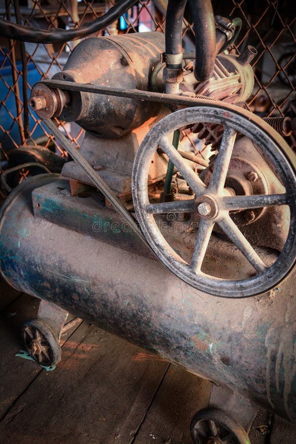 Compresor de aire viejo foto de archivo. Imagen de pintura 38747534