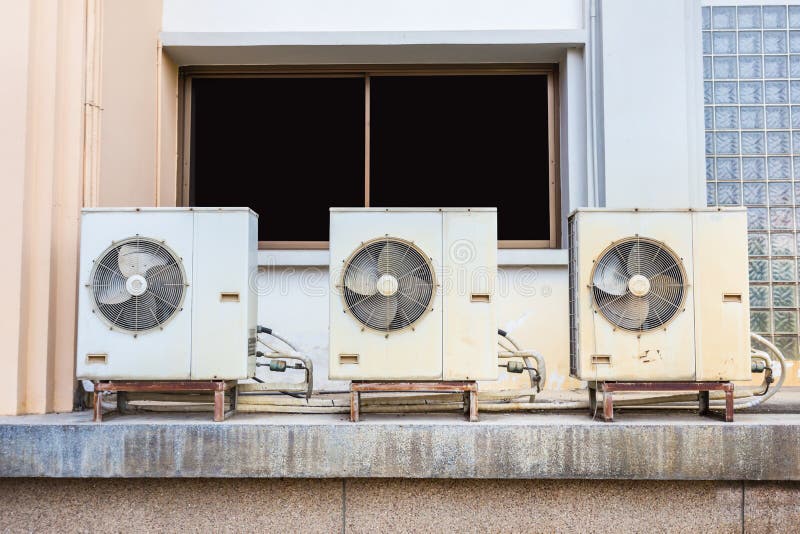 Compresor de aire viejo imagen de archivo. Imagen de acondicionador