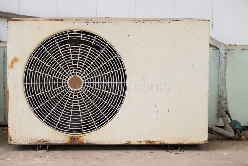 Compresor Viejo De La Airecondición Foto de archivo Imagen de