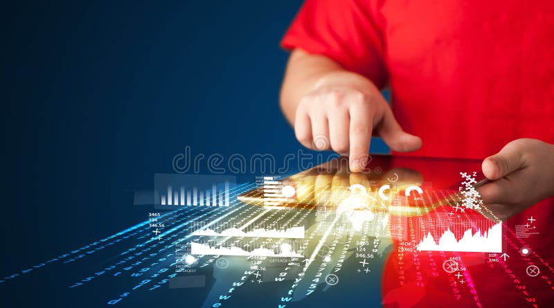 Compressa del touchpad della tenuta della mano con i grafici del mercato aziendale immagine stock Compressa del touchpad della tenuta della mano con i grafici del mercato aziendale immagine stock
