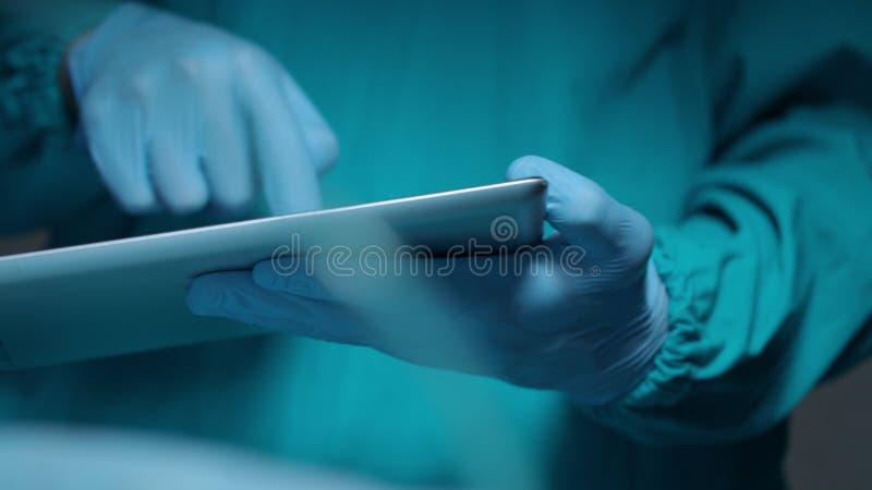 Compressa inguantata della tenuta della mano Tecnologia diagnostica Compressa della tenuta delle mani del chirurgo