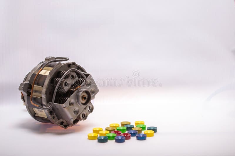 Elemente și componente ale componentelor și părților aparatelor electrice frigorifice pe fond alb royalty free stock image