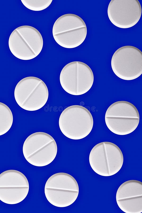 Comprimidos brancos no azul