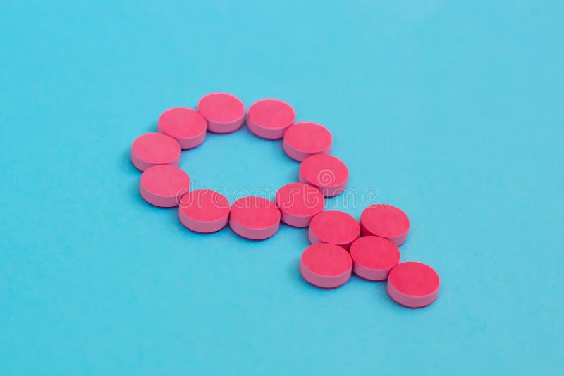 Comprimidos contraceptivos como o símbolo do gênero no fundo azul Terapia fêmea da hormona imagens de stock Comprimidos contraceptivos como o símbolo do gênero no fundo azul Terapia fêmea da hormona imagens de stock