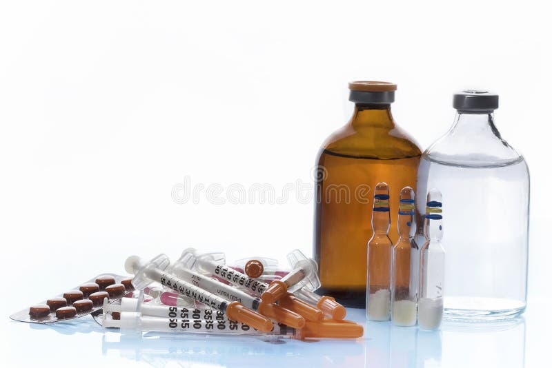 Comprimidos e tubos de ensaio da medicina com seringa fotografia de stock royalty free Comprimidos e tubos de ensaio da medicina com seringa fotografia de stock royalty free