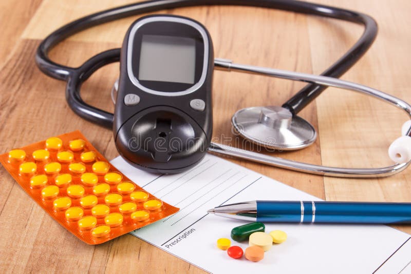 Comprimidos, tabuletas ou suplementos médicos com prescrição, glucometer e estetoscópio, diabetes, conceito dos cuidados médicos fotografia de stock royalty free Comprimidos, tabuletas ou suplementos médicos com prescrição, glucometer e estetoscópio, diabetes, conceito dos cuidados médicos fotografia de stock royalty free