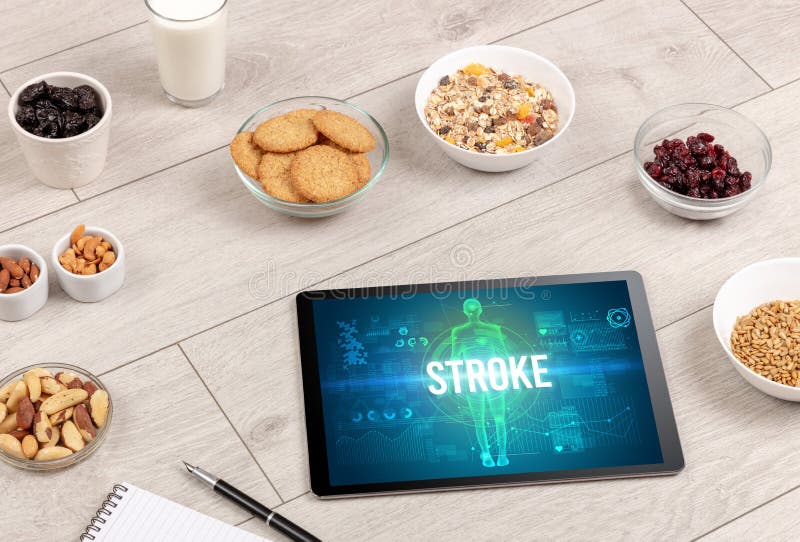 Comprimé PC avec le concept de fruits medical. Concept de course dans le comprimé avec une vue de dessus de fruits
