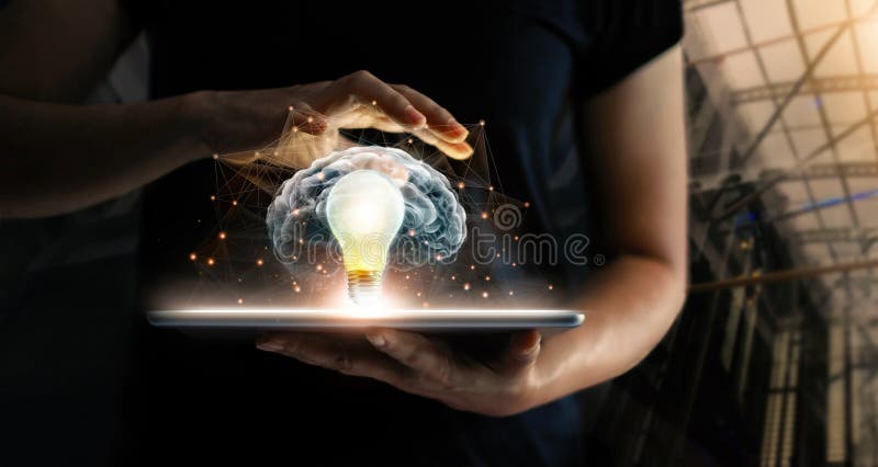 Comprimé se tenant humain avec la technologie d'avenir d'ampoule image libre de droits Comprimé se tenant humain avec la technologie d'avenir d'ampoule image libre de droits