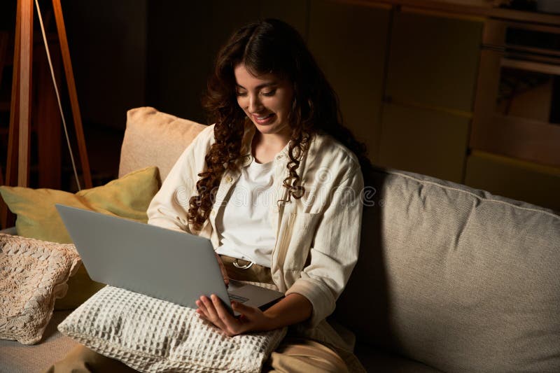 Comprometer la noche en casa con un imágenes de archivo libres de regalías