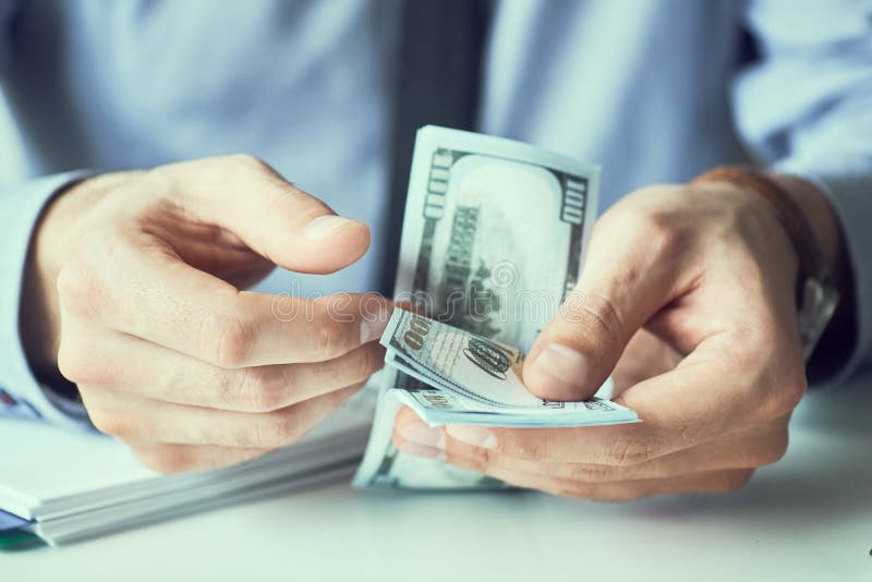 Compte d'homme d'affaires le nouveau monnaie fiduciaire de dollars US Forme d'un paiement illicite ou d'un salaire photo libre de droits Compte d'homme d'affaires le nouveau monnaie fiduciaire de dollars US Forme d'un paiement illicite ou d'un salaire photo libre de droits