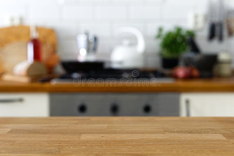 Compteur en bois vide devant hors du backgro de cuisine de maison de foyer
