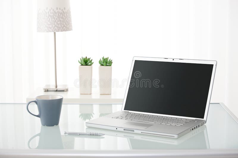 Computador, caneca de café, lâmpada e plantas imagens de stock Computador, caneca de café, lâmpada e plantas imagens de stock