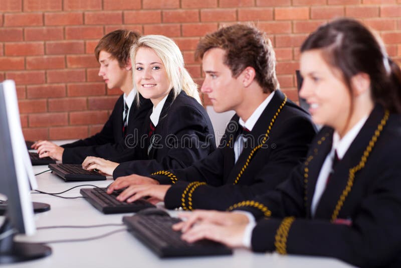 Computador dos estudantes da High School imagens de stock Computador dos estudantes da High School imagens de stock