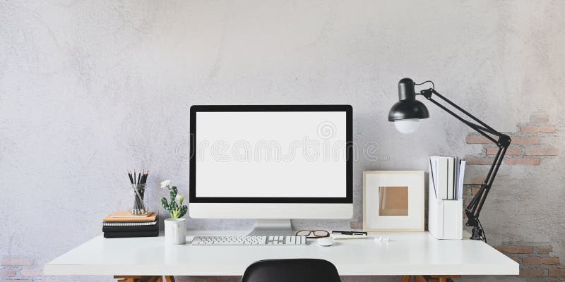 Computador e equipamento de ecrã em branco e em mesa.