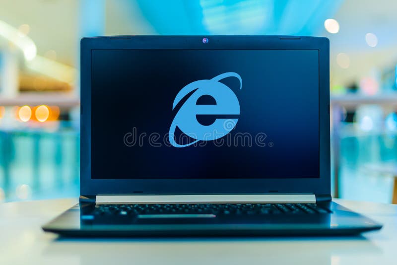 Computador laptop exibindo logotipo do internet explorer