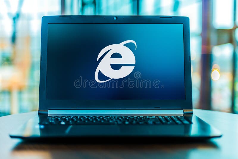 Computador laptop exibindo logotipo do internet explorer