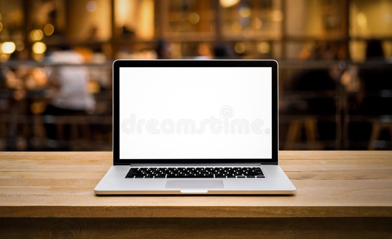 Computador moderno, portátil com a tela vazia na tabela com café do borrão