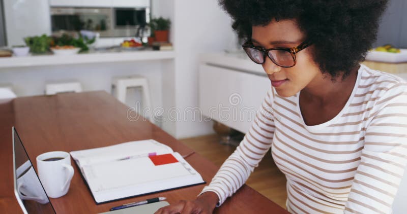 Computador portátil para mulheres e datilografia com rosto de trabalho remoto ou gestão de redes sociais no website em casa. criad