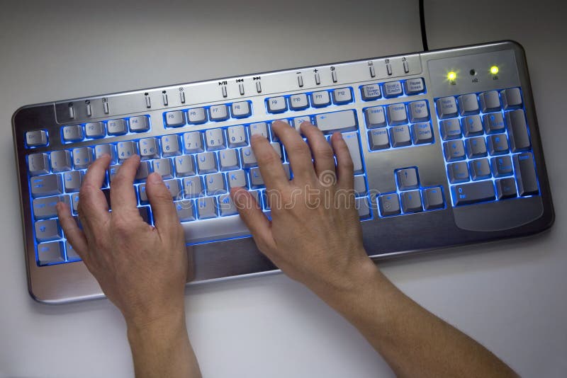 Teclado Do Jogo Com O Roxo Conduzido Foto de Stock - Imagem de