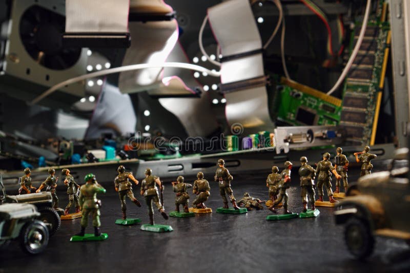 Computador sob o ataque do Cyber por soldados de brinquedo
